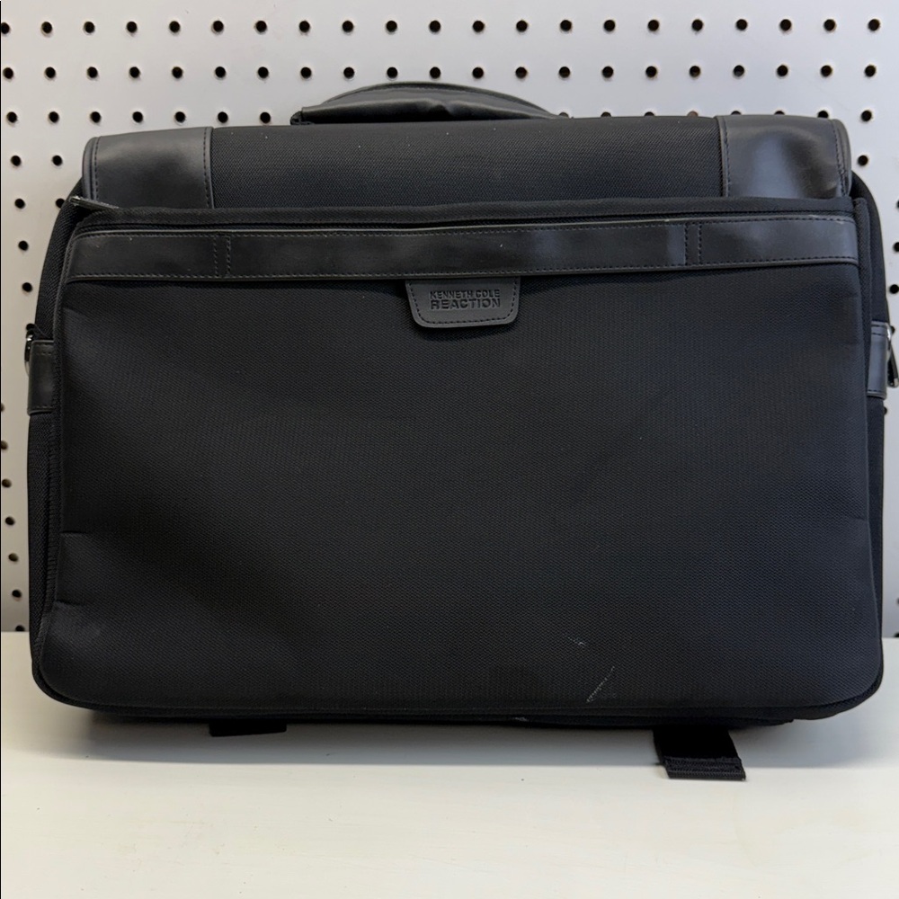 Kenneth Cole Reaction Black Messenger Bag, laptop bag up to 15,4” - Picture 4 of 6